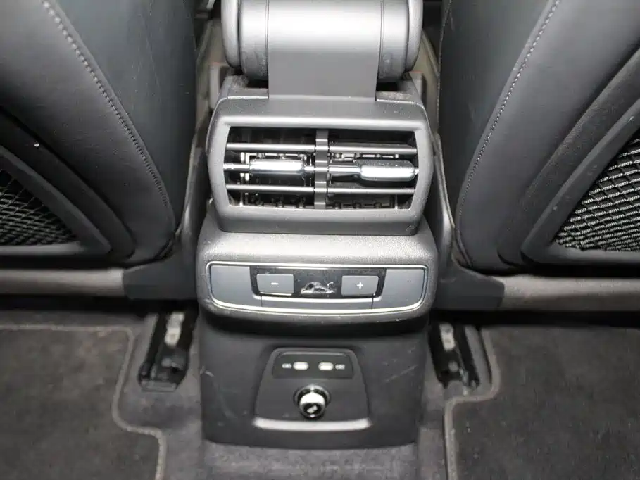 Audi Q4 e-tron — фото 10