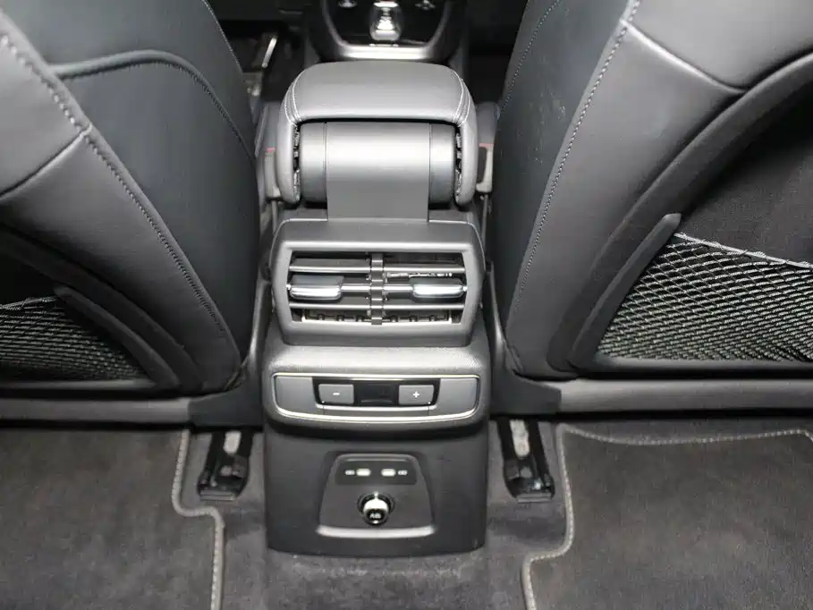 Audi Q4 e-tron — фото 11