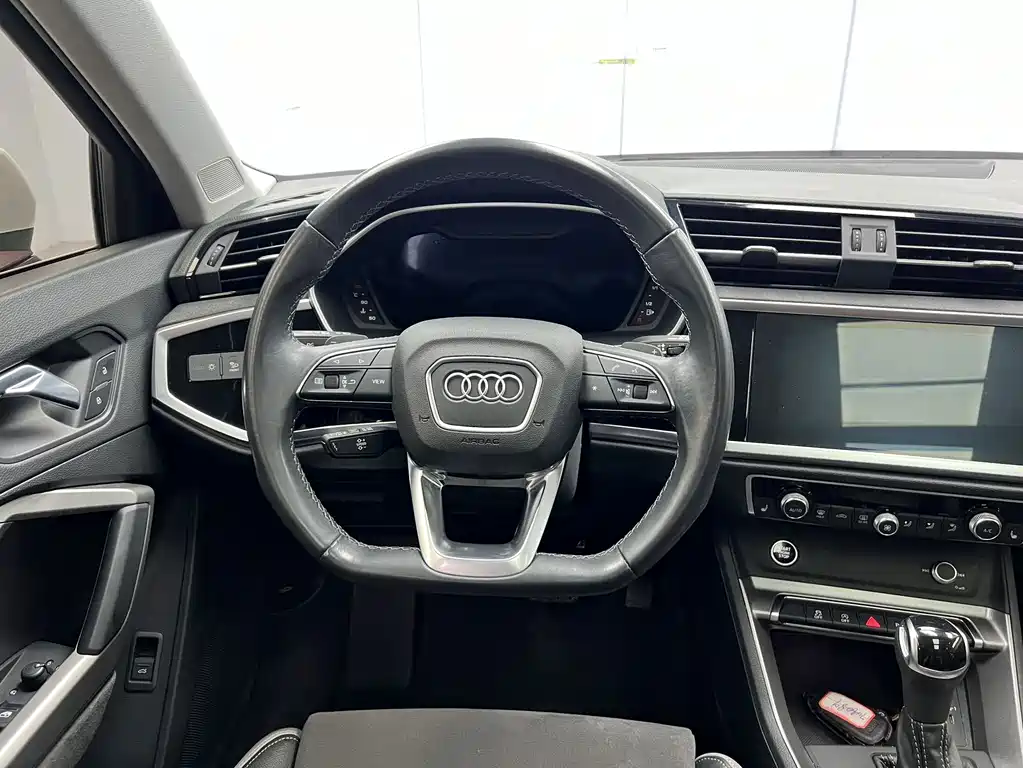 Audi Q3 — фото 11