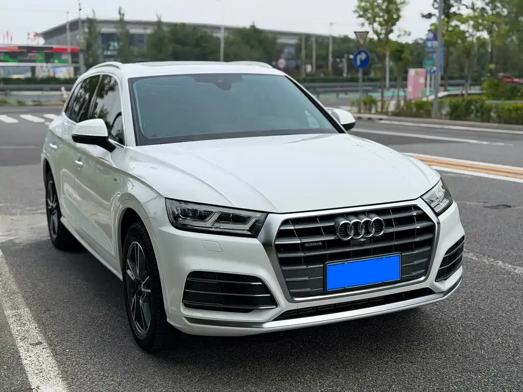 Audi Q5L — фото 24