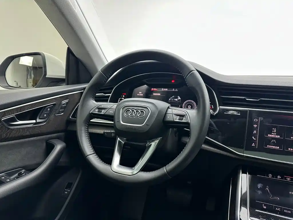 Audi Q8 — фото 19