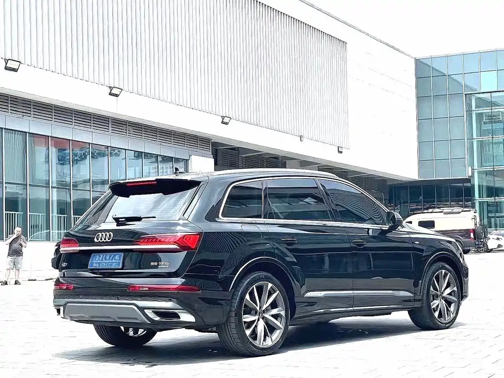 Audi Q7 — фото 8