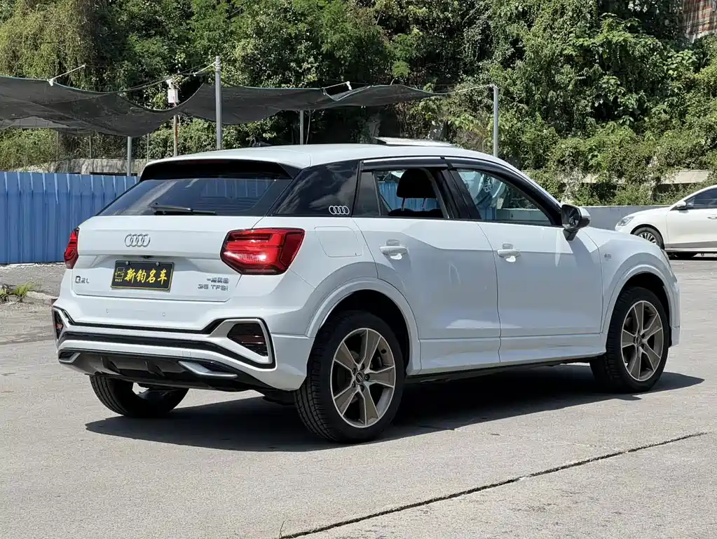 Audi Q2L — фото 17