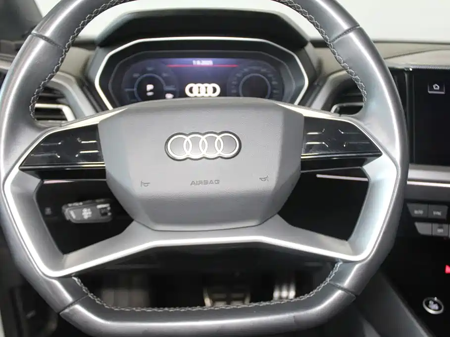 Audi Q4 e-tron — фото 10