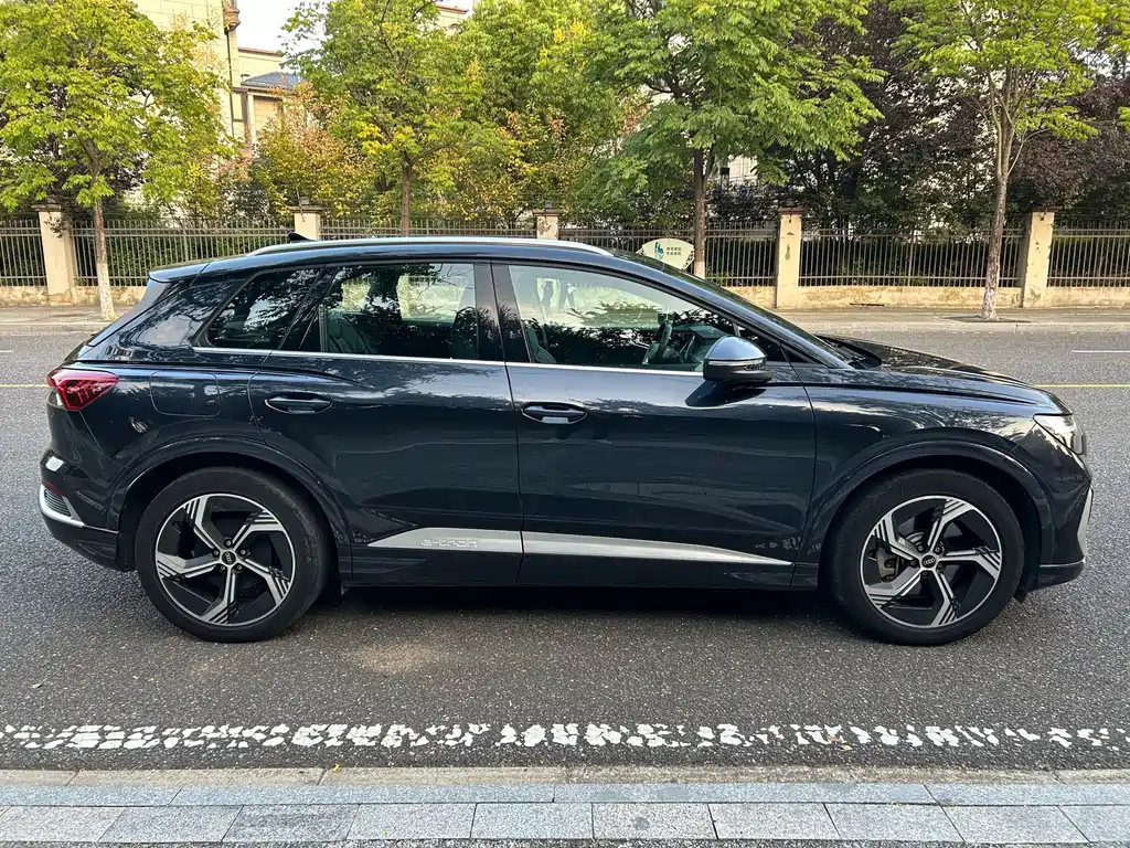 Audi Q4 e-tron — фото 4