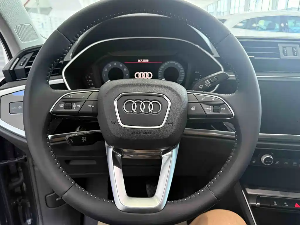 Audi Q3 — фото 11