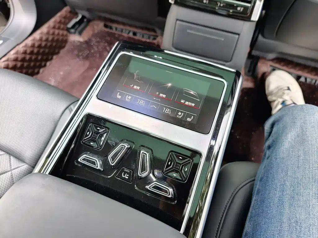 Audi A8 — фото 13