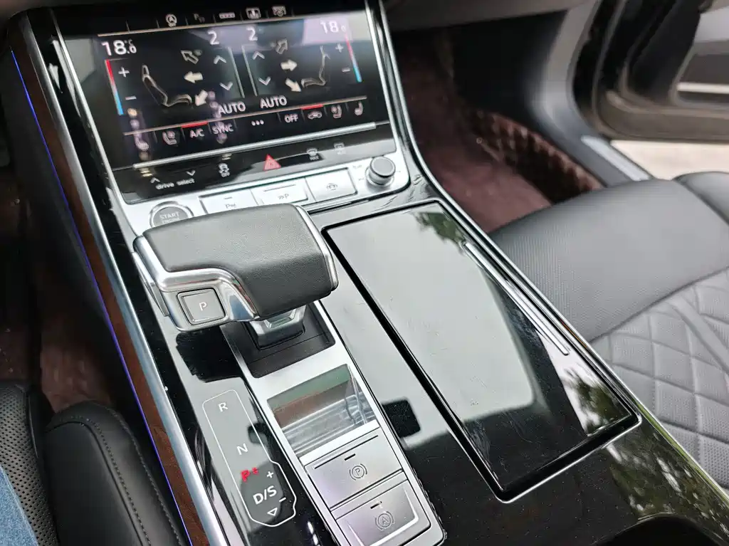 Audi A8 — фото 15