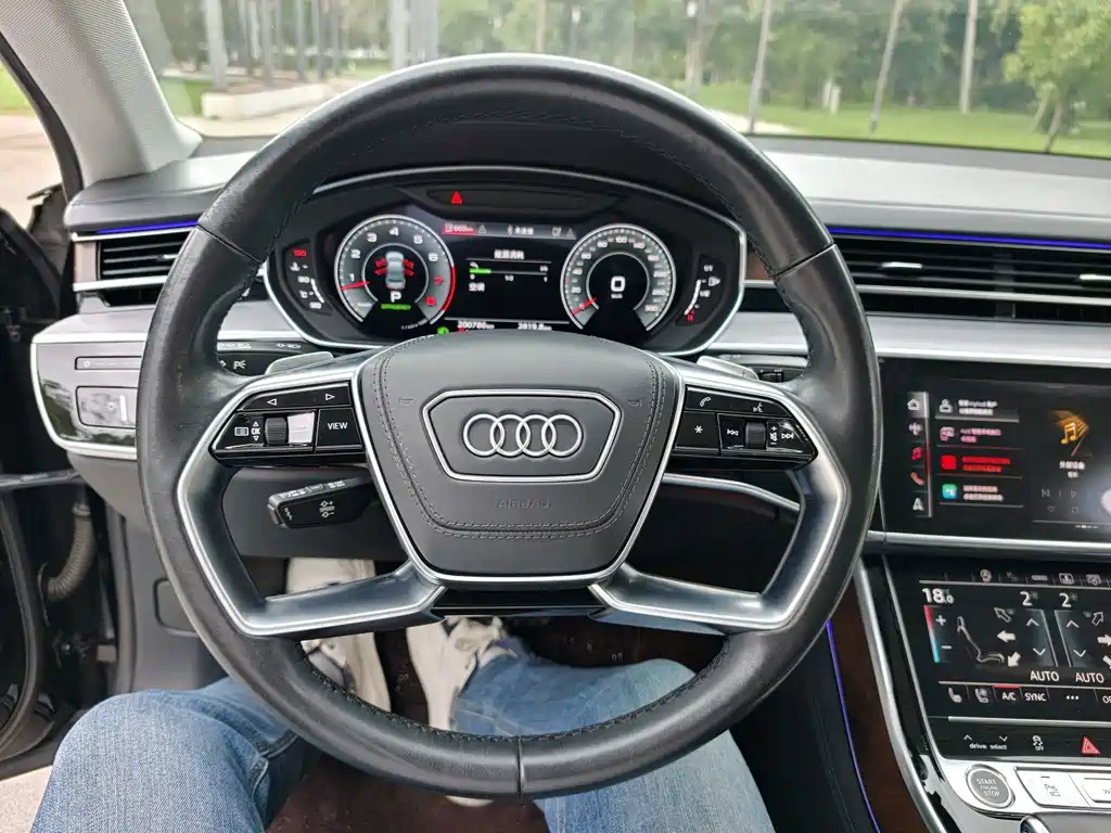 Audi A8 — фото 18