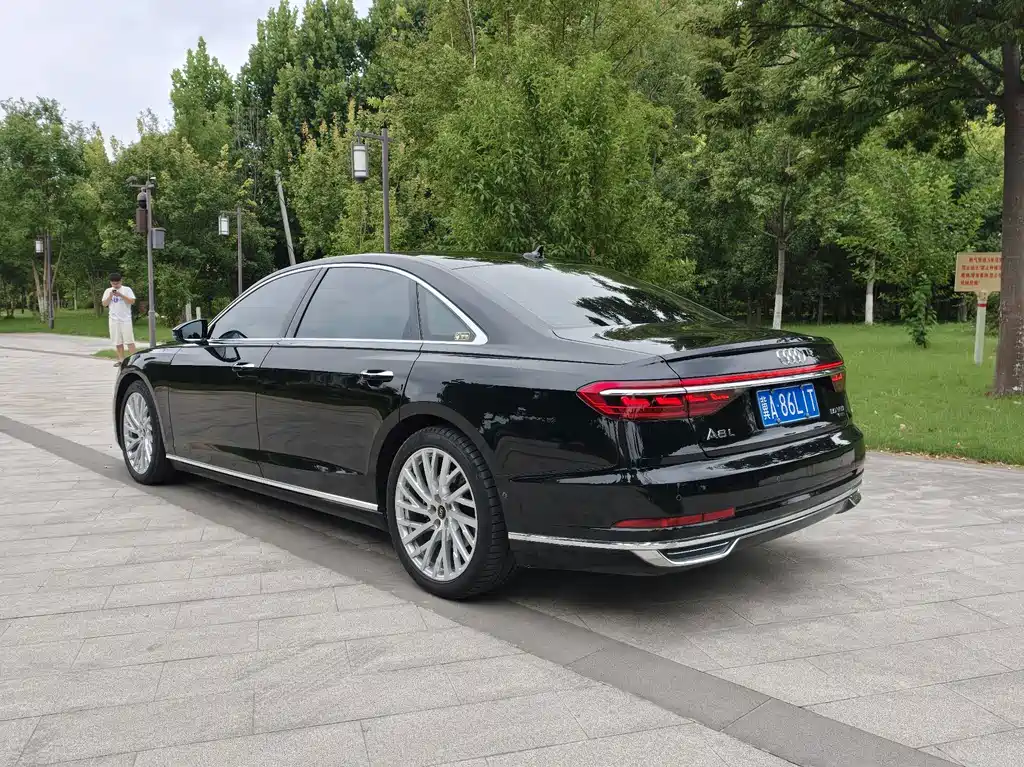 Audi A8 — фото 4