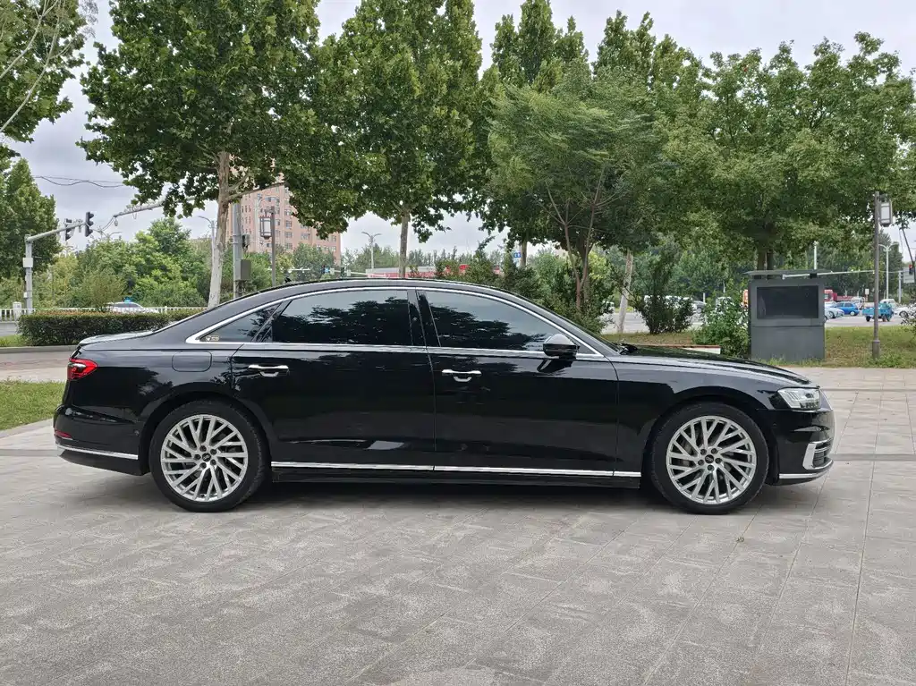 Audi A8 — фото 6