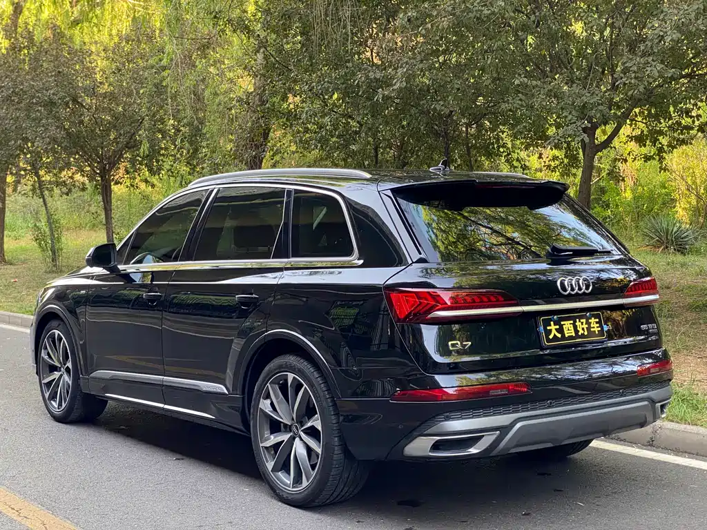Audi Q7 — фото 25