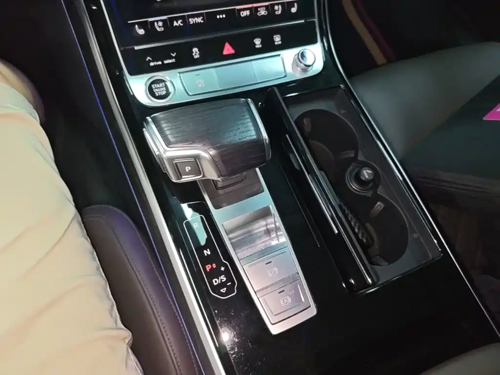 Audi A8 — фото 14
