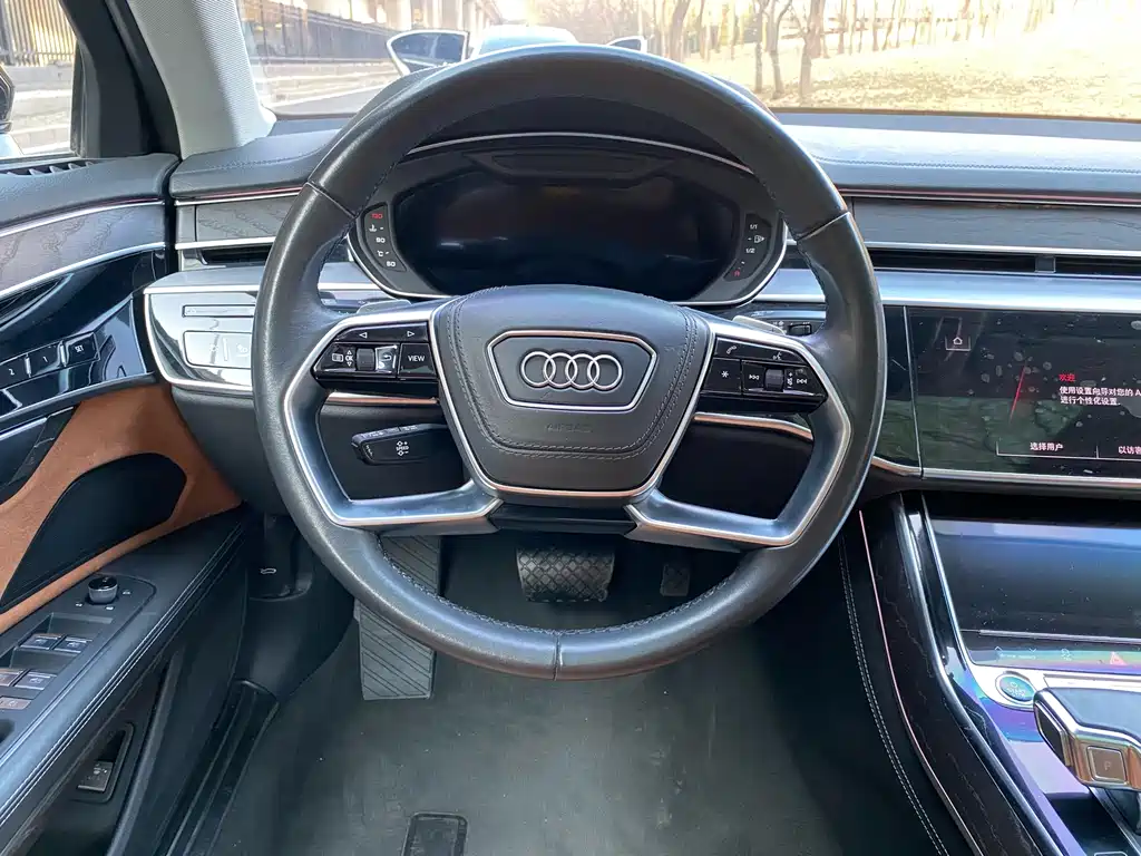 Audi A8 — фото 13