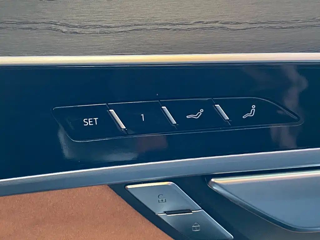 Audi A8 — фото 19