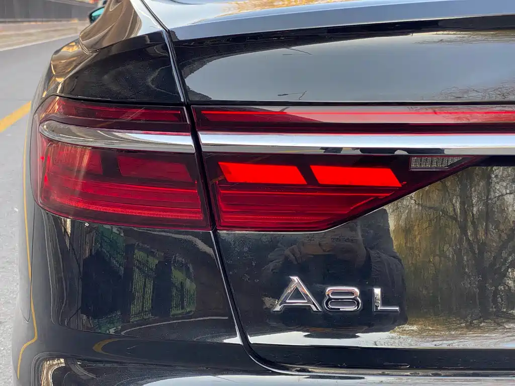 Audi A8 — фото 9