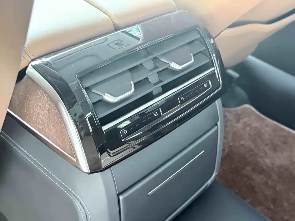 Audi A8 — фото 11