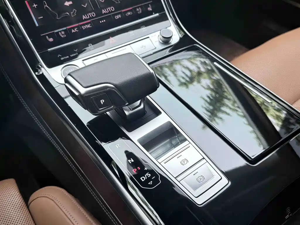 Audi A8 — фото 22