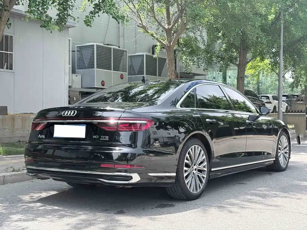 Audi A8 — фото 23