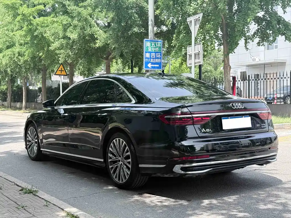 Audi A8 — фото 25