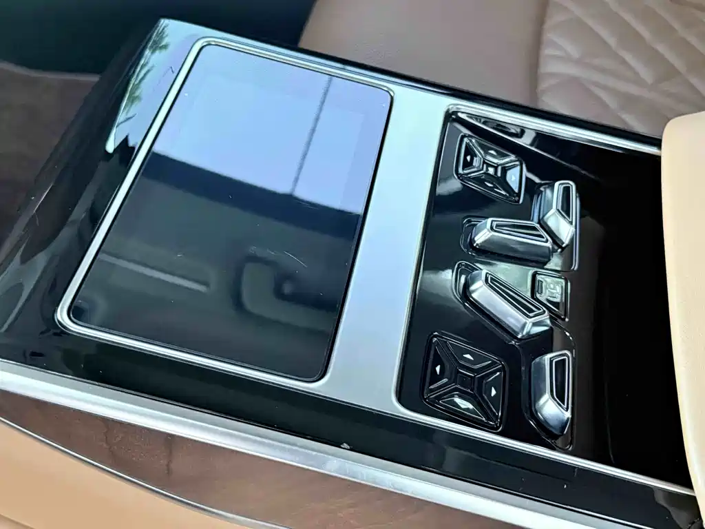 Audi A8 — фото 5