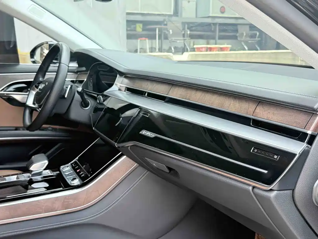 Audi A8 — фото 10