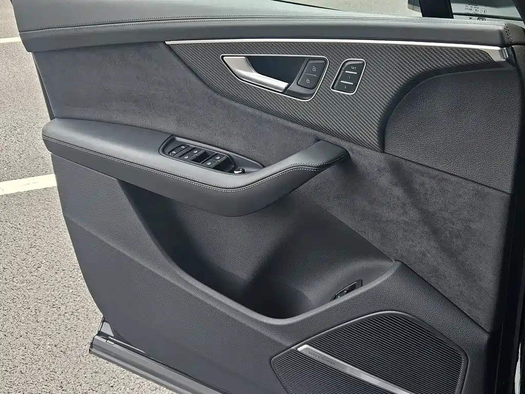Audi SQ7 — фото 17