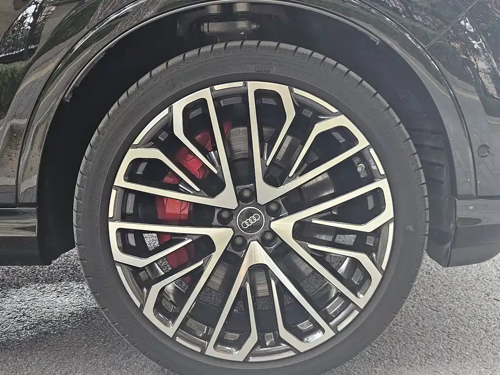 Audi SQ7 — фото 23