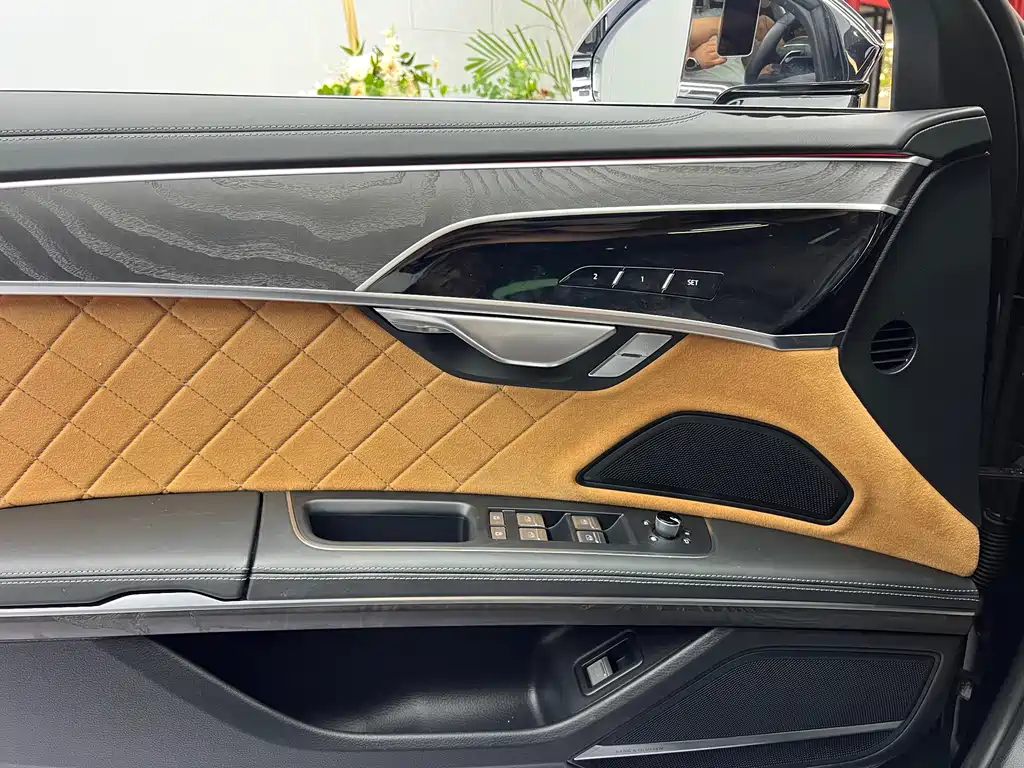 Audi A8 — фото 7