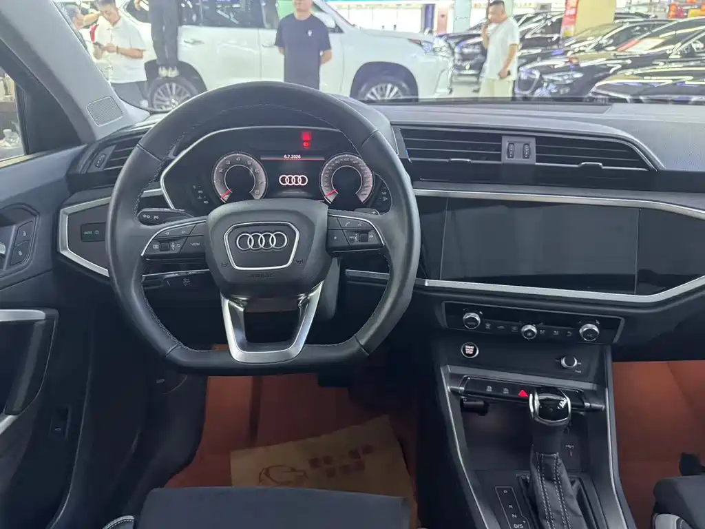 Audi Q3 — фото 10