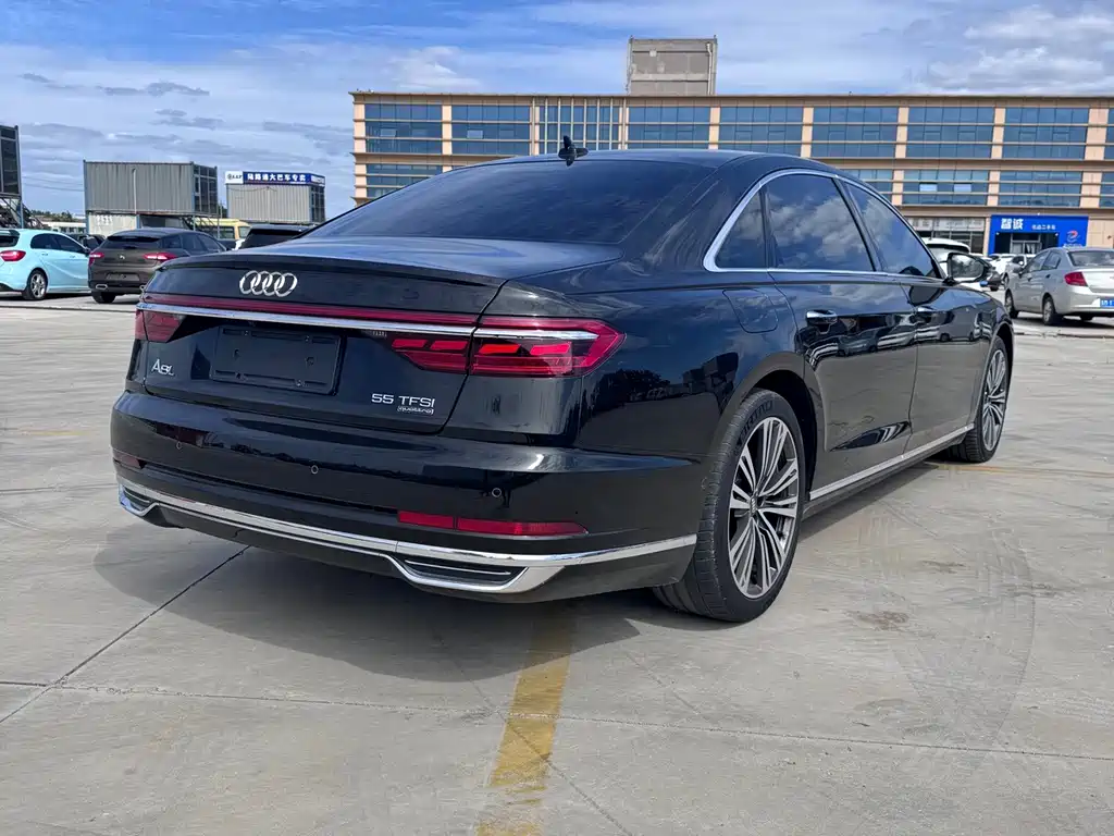 Audi A8 — фото 9