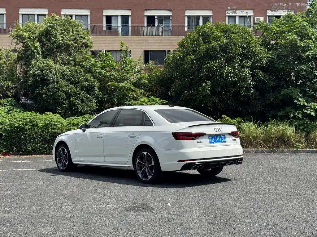 Audi A4L — фото 5