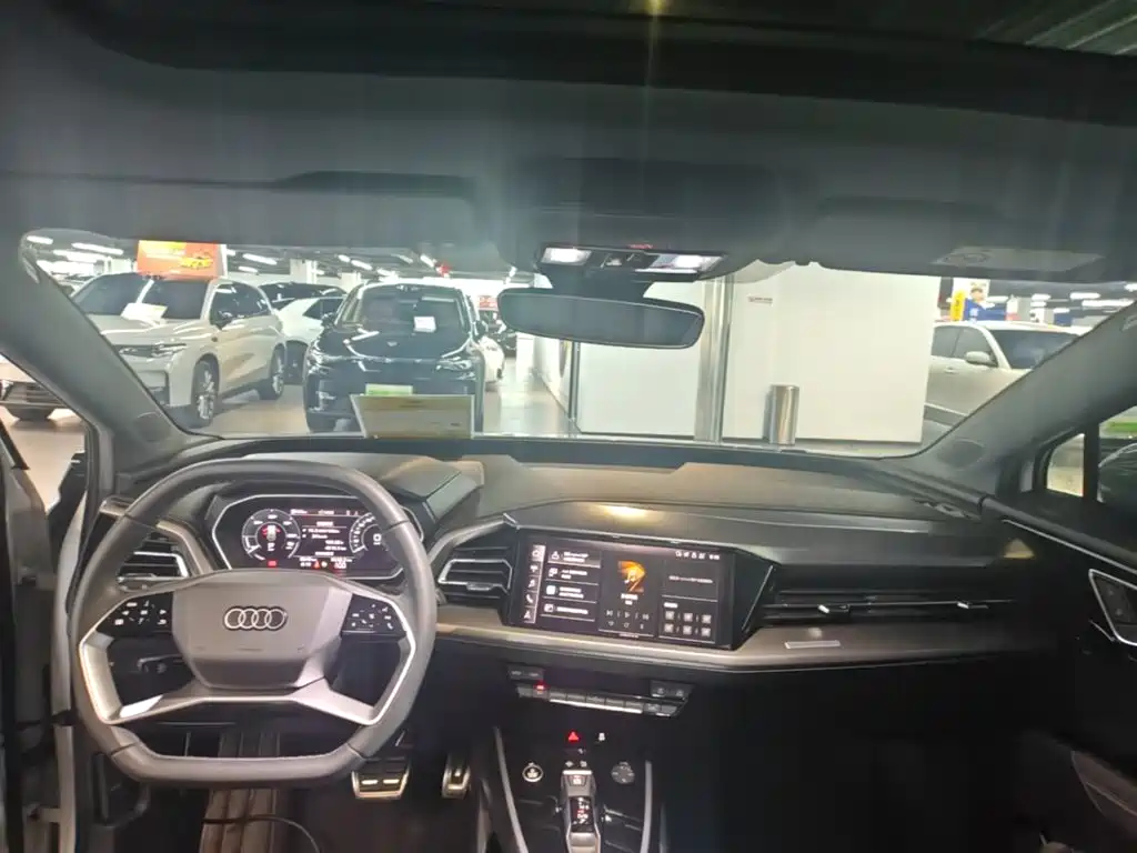 Audi Q4 e-tron — фото 10
