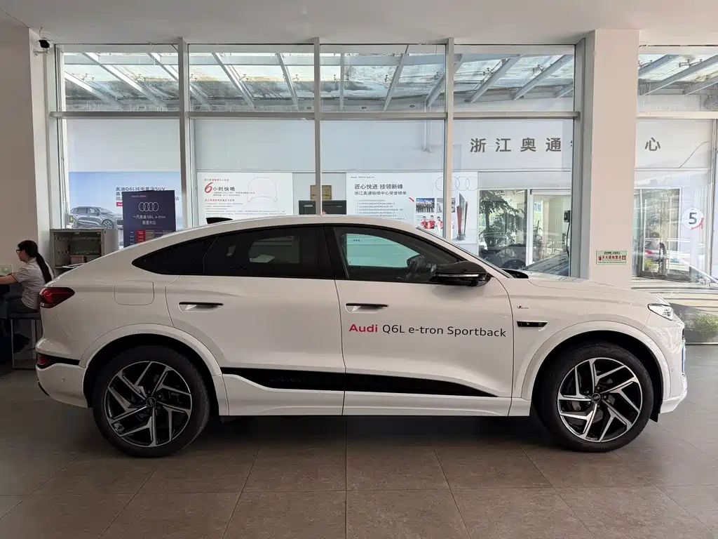 Audi Q6L Sportback e-tron — фото 4