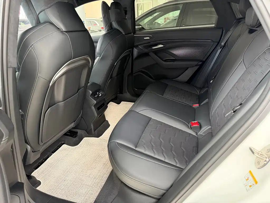 Audi Q6L Sportback e-tron — фото 10