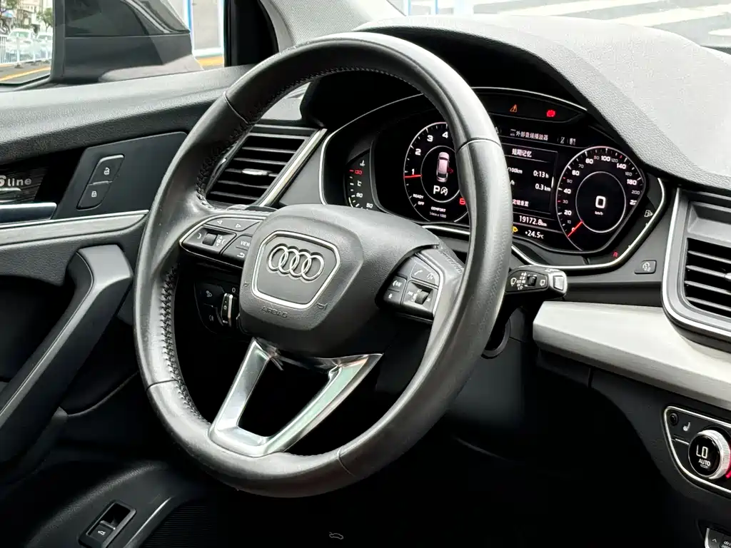 Audi Q5L — фото 9