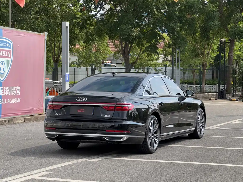 Audi A8 — фото 5