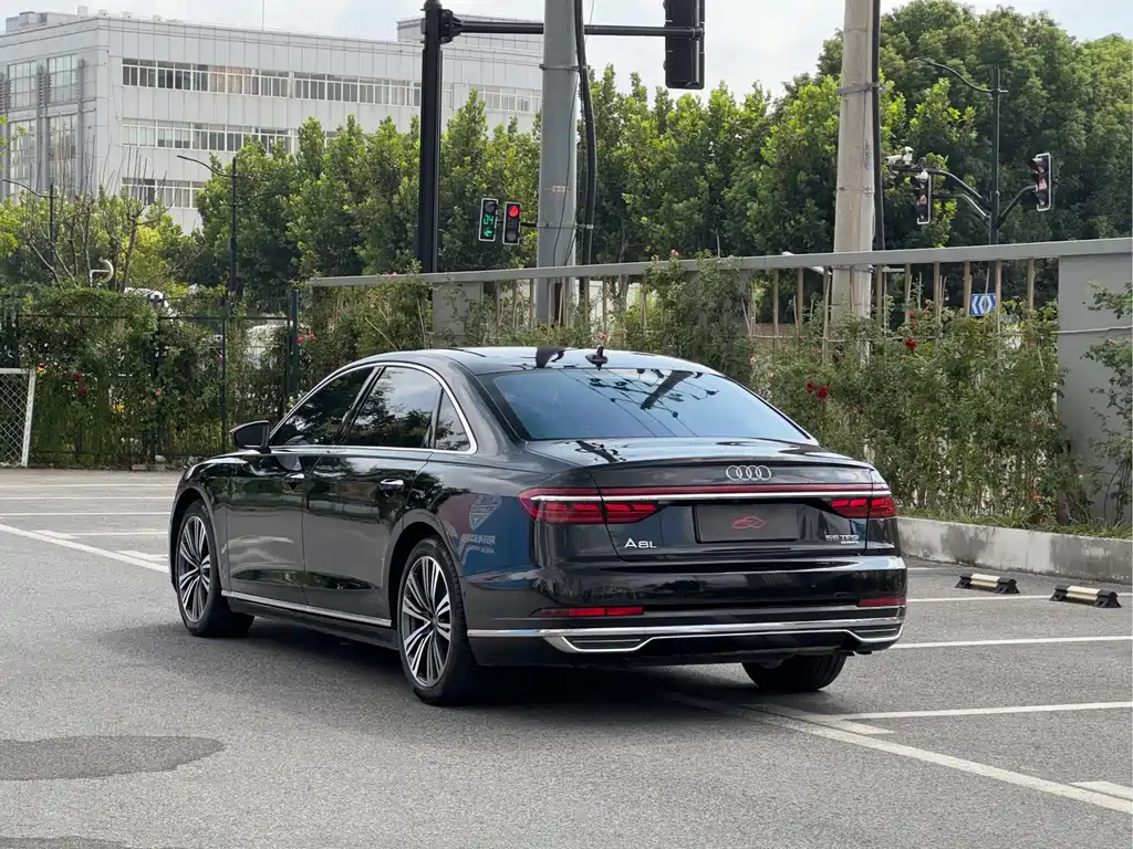 Audi A8 — фото 6