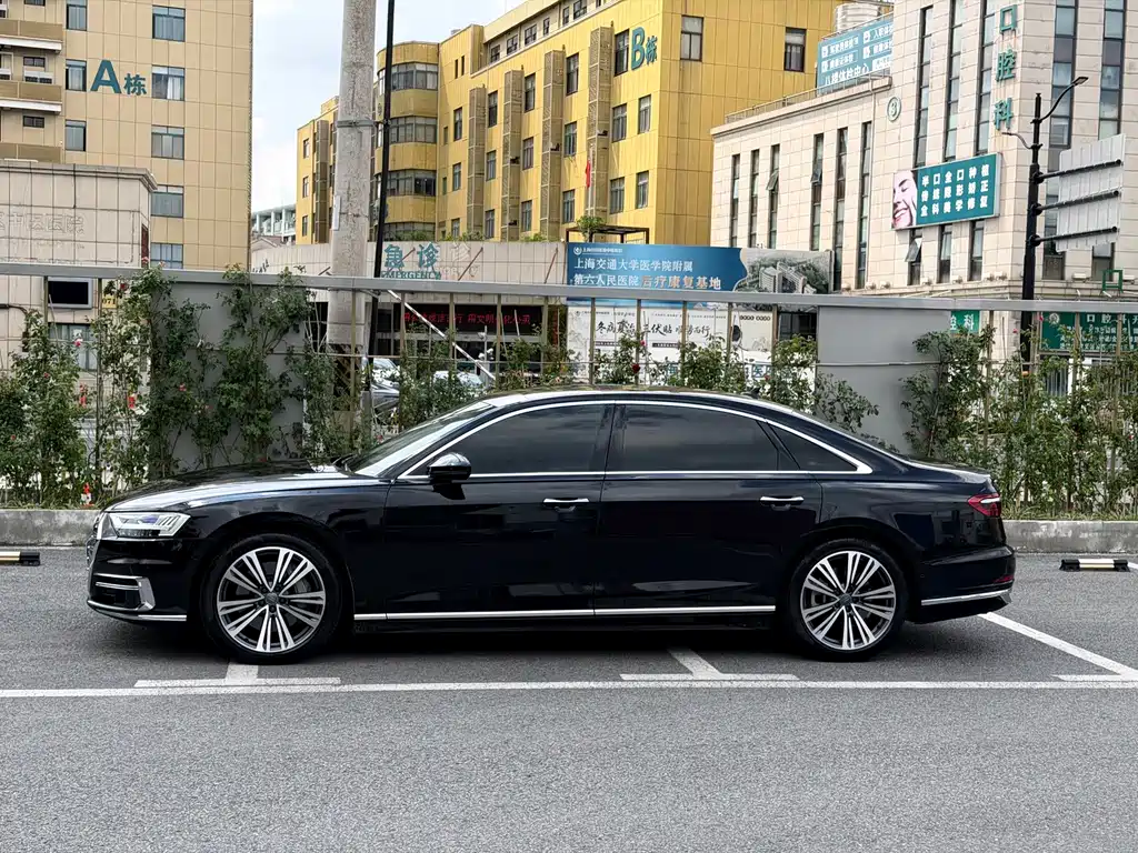 Audi A8 — фото 3