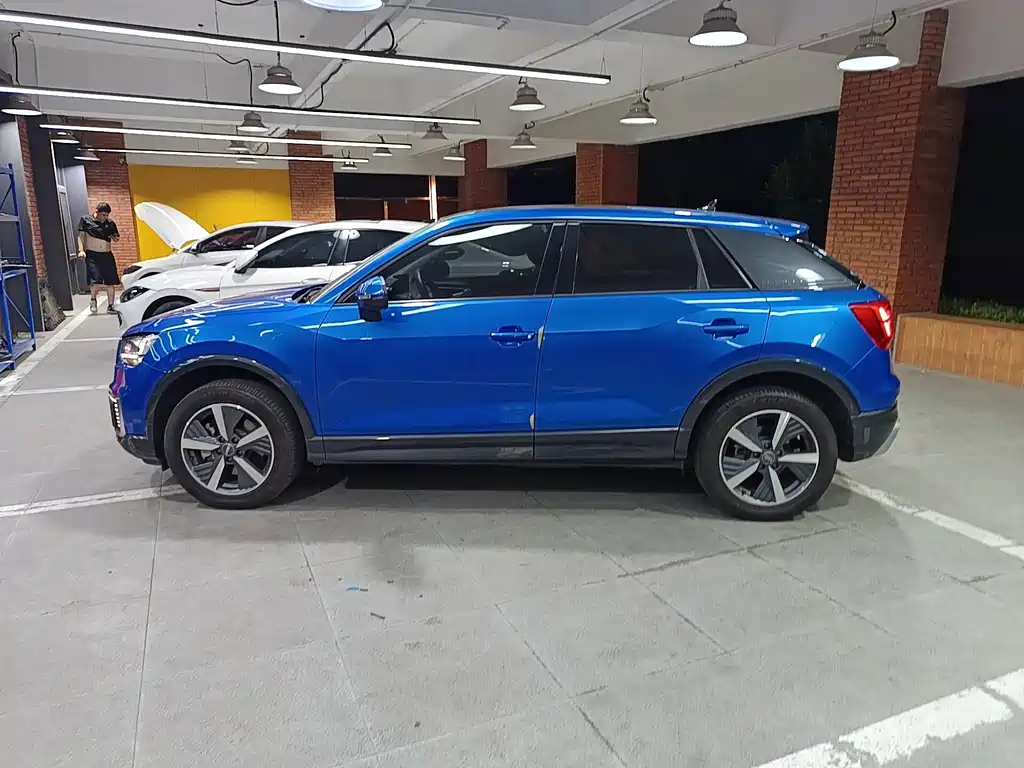 Audi Q2L e-tron — фото 2