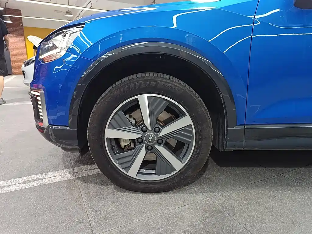Audi Q2L e-tron — фото 14