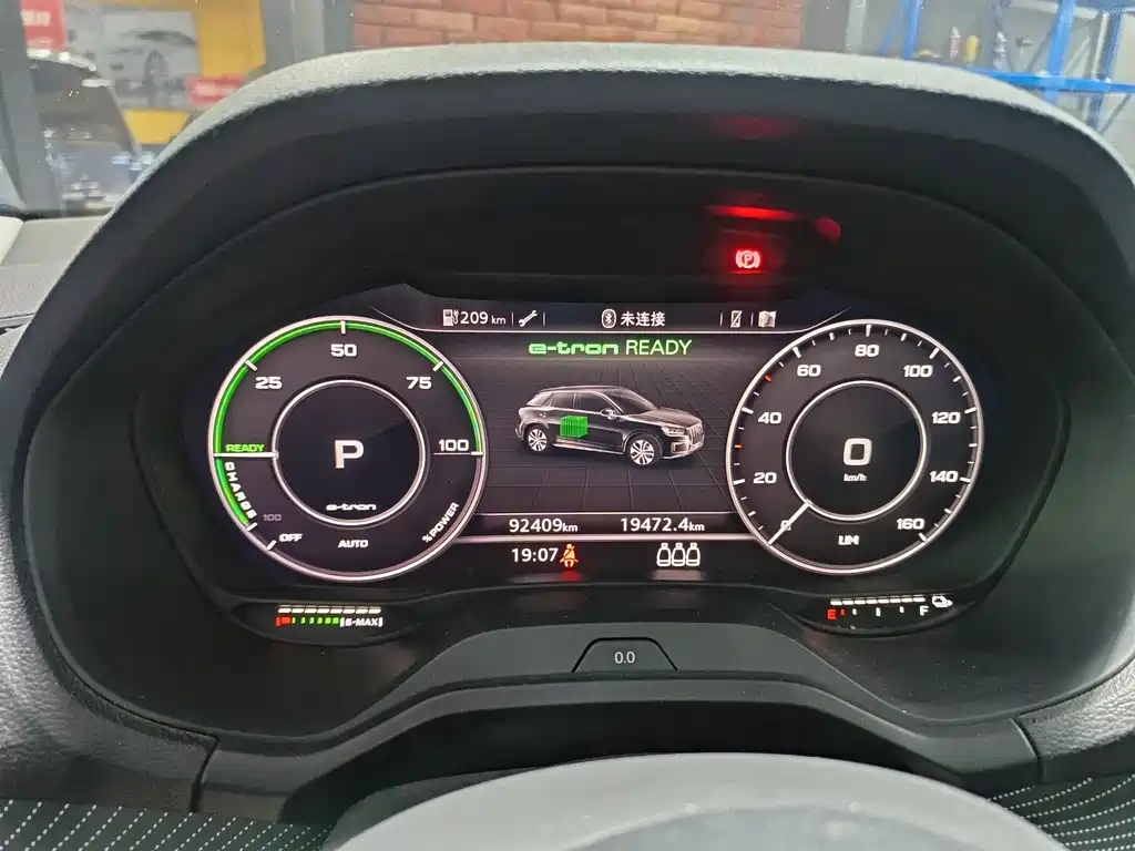Audi Q2L e-tron — фото 16