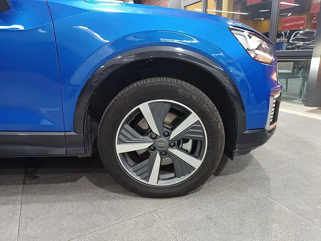 Audi Q2L e-tron — фото 17