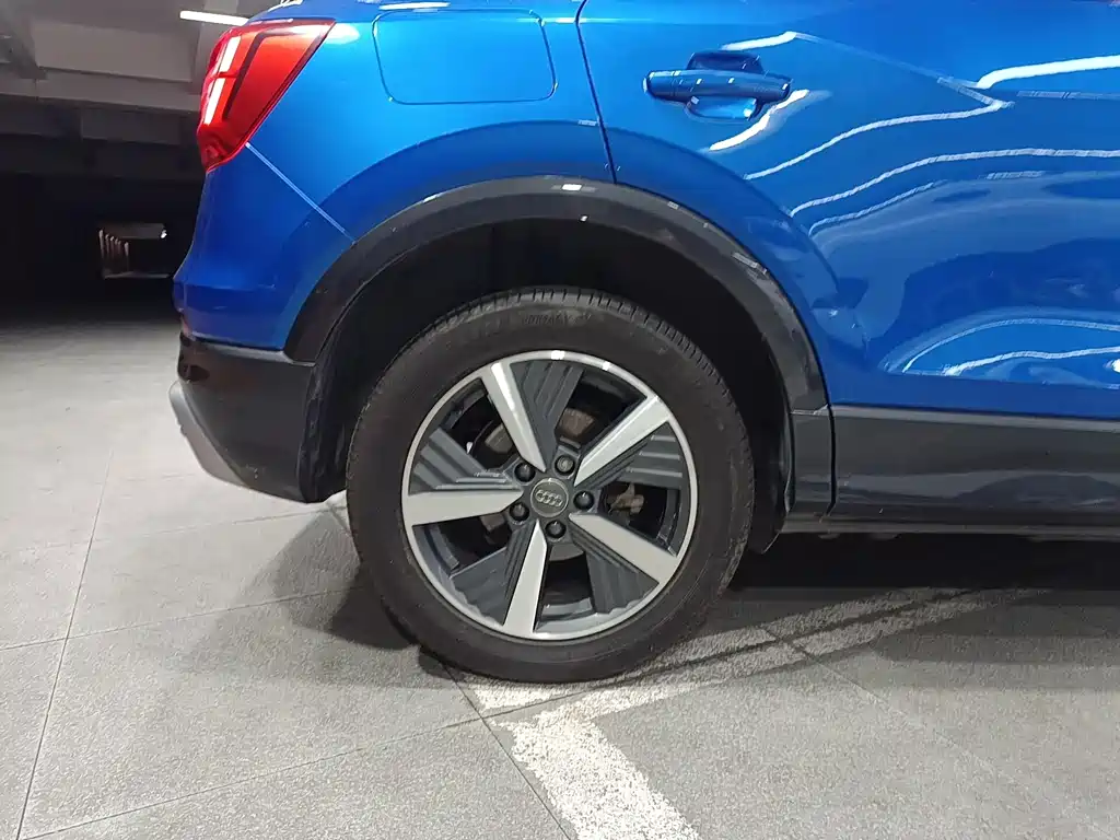 Audi Q2L e-tron — фото 18