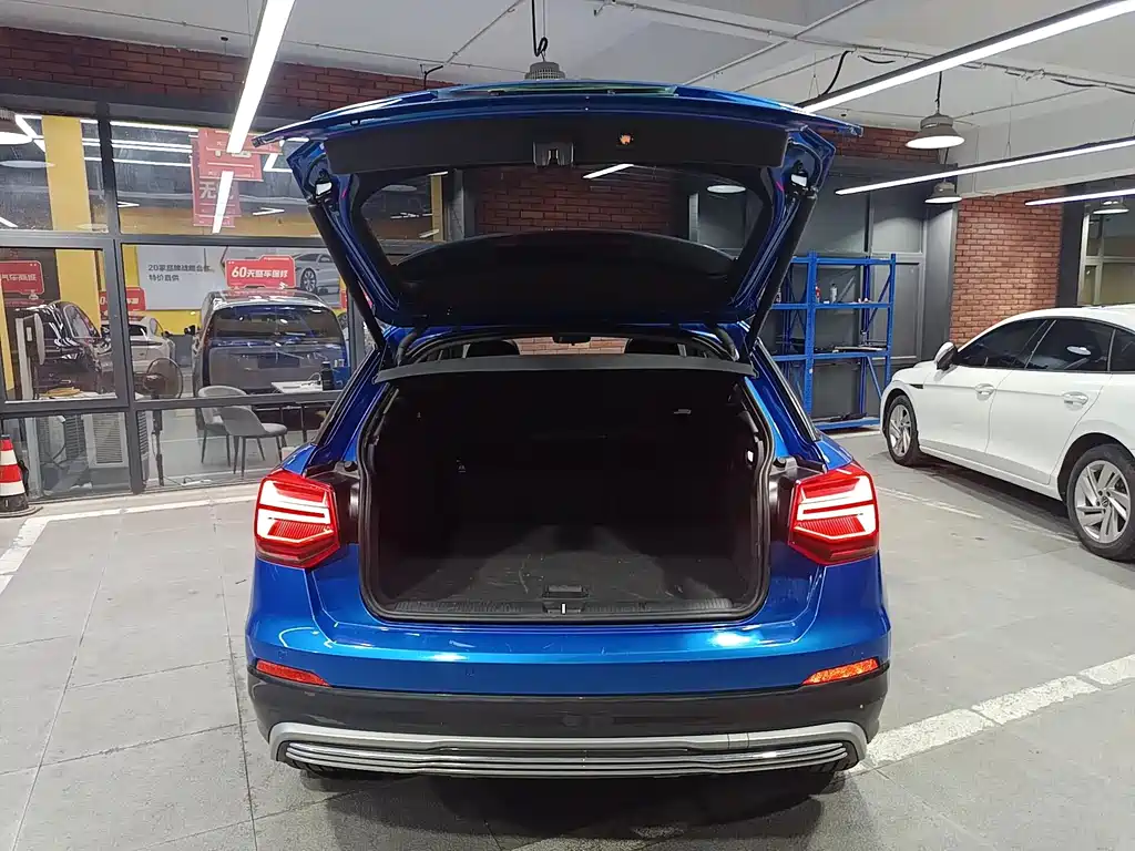 Audi Q2L e-tron — фото 19