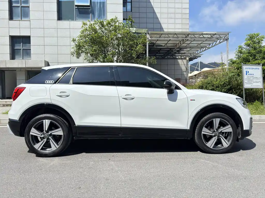 Audi Q2L — фото 21