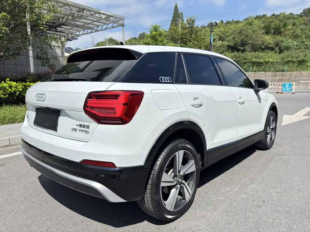Audi Q2L — фото 24