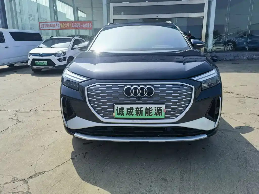 Audi Q4 e-tron — фото 2