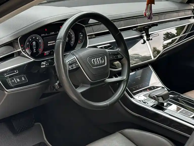 Audi A8 — фото 6