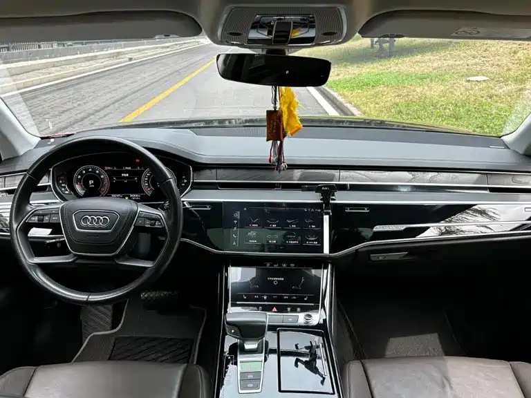 Audi A8 — фото 9